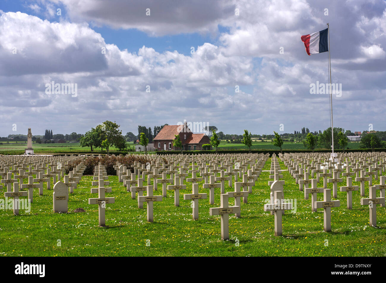 WW1 tombe au cimetière Saint-Charles de Potyze pour le français Première Guerre mondiale l'un des soldats à Ieper / Ypres, Flandre occidentale, Belgique Banque D'Images