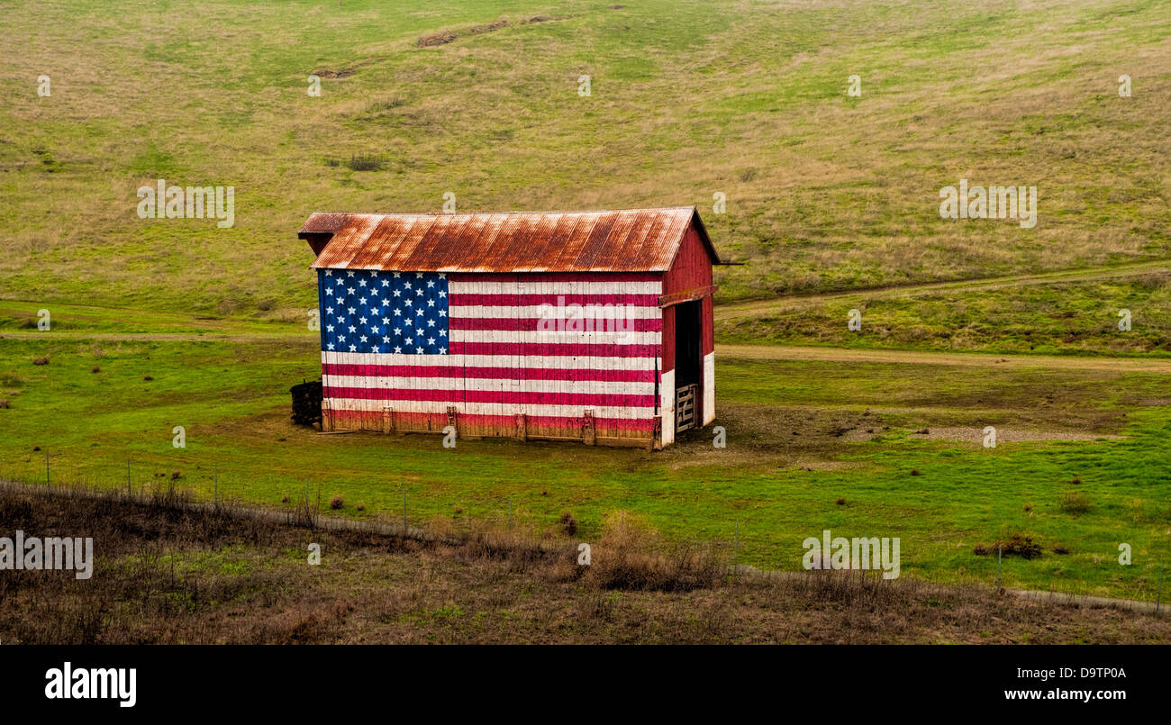 Un drapeau américain décore une grange off road près de Brentwood Vasco CA. Banque D'Images
