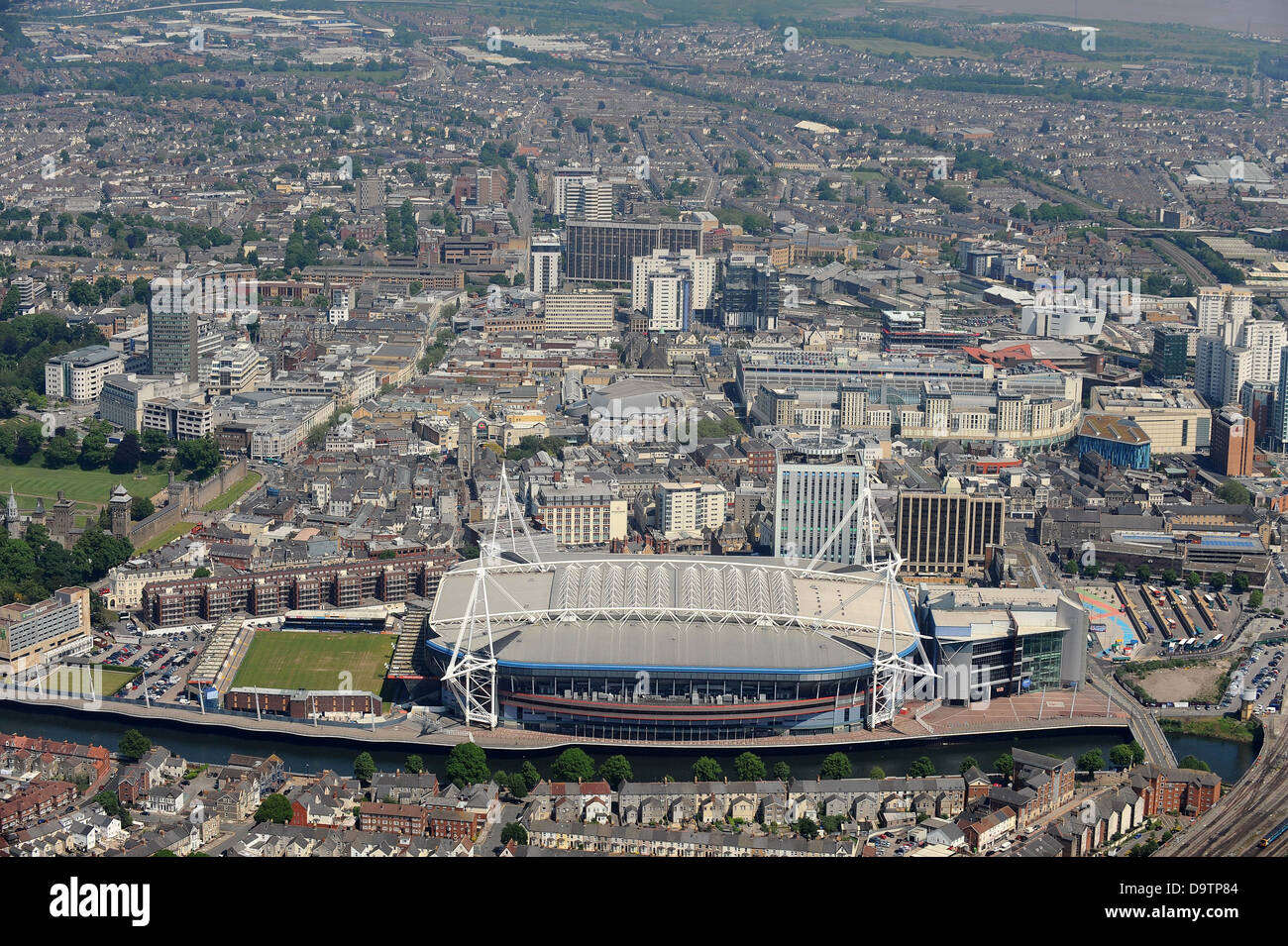 Image aérienne du centre-ville de Cardiff et le stade Millenium Banque D'Images