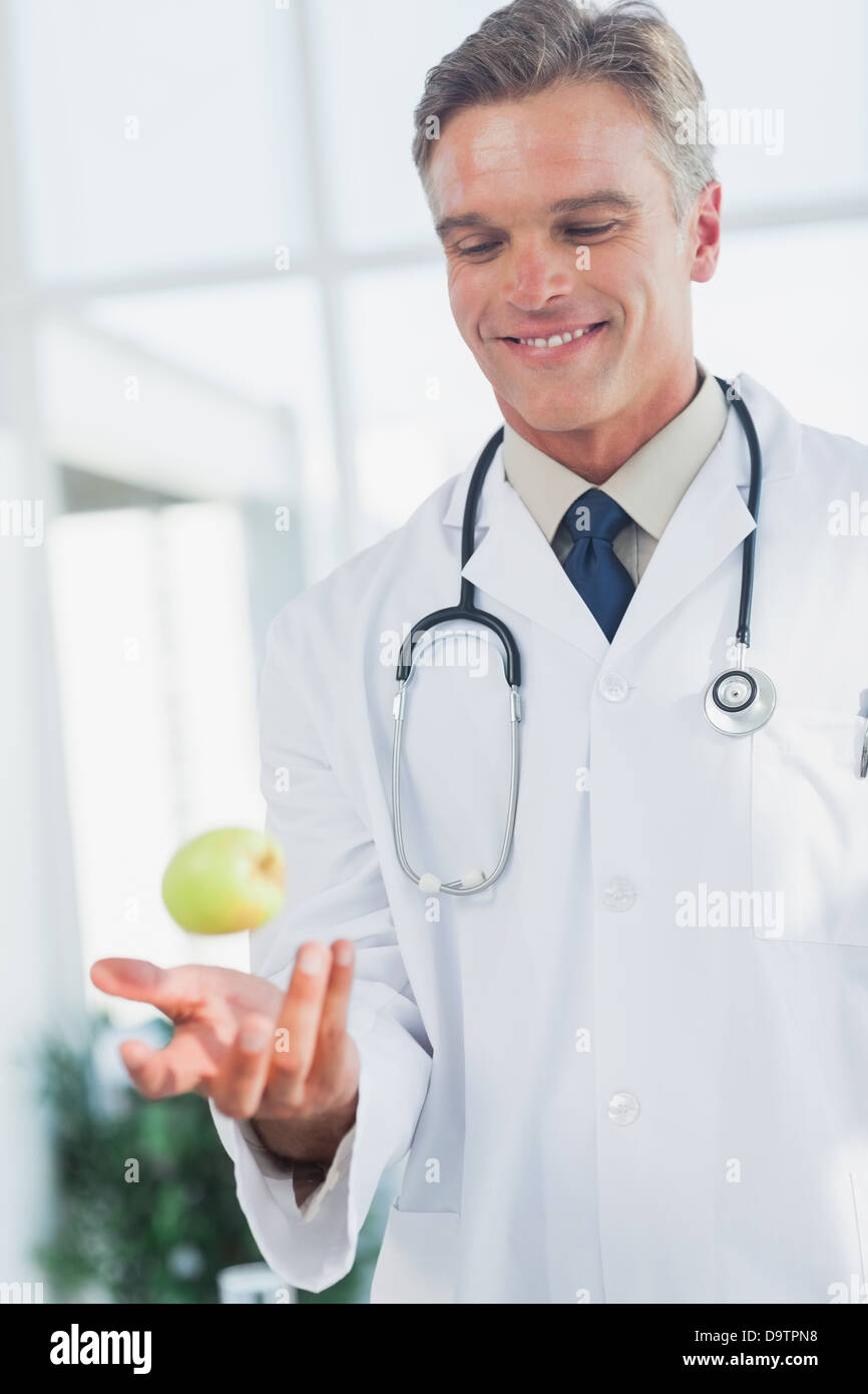 Jeter une pomme Médecin Banque D'Images