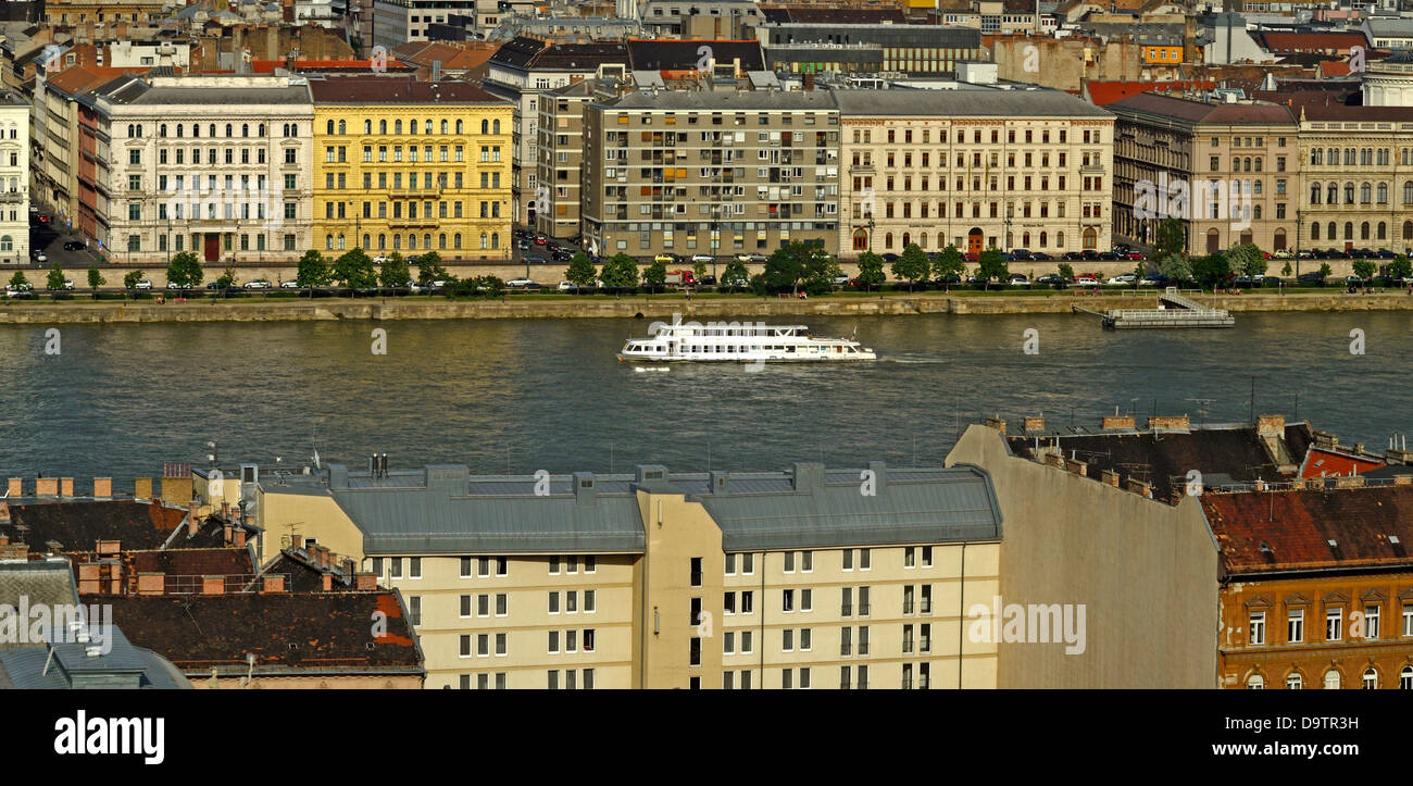 Quai du Danube côté Pest Hongrie Budapest avec bateau de croisière Banque D'Images