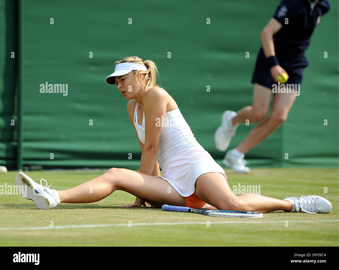 MARIA SHARAPOVA, glisse sur le gazon de WIMBLEDON 20 LE ALL ENGLAND TENNIS CLUB WIMBLEDON Londres Angleterre 26 juin 20 Banque D'Images