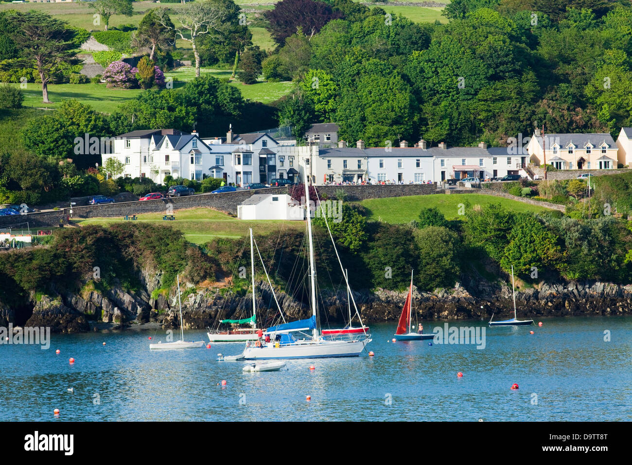 Bateaux dans le port et les bâtiments sur la rive;Glandore County Cork Irlande Banque D'Images