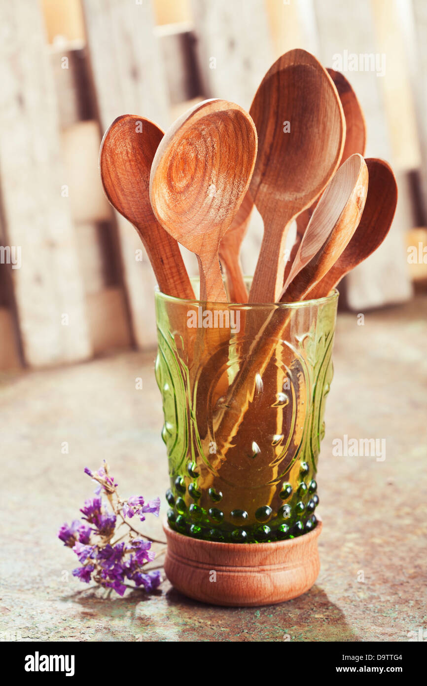 La vie encore d'ustensiles de cuisine en bois Banque D'Images