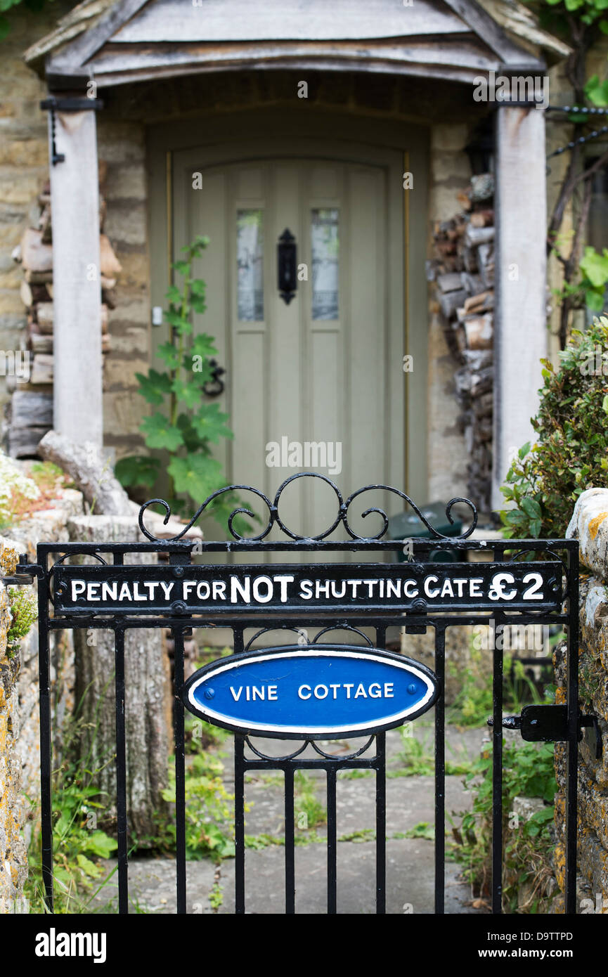 Vine cottage avant de porte signe. Lower Slaughter. Cotswolds, Gloucestershire, Angleterre Banque D'Images