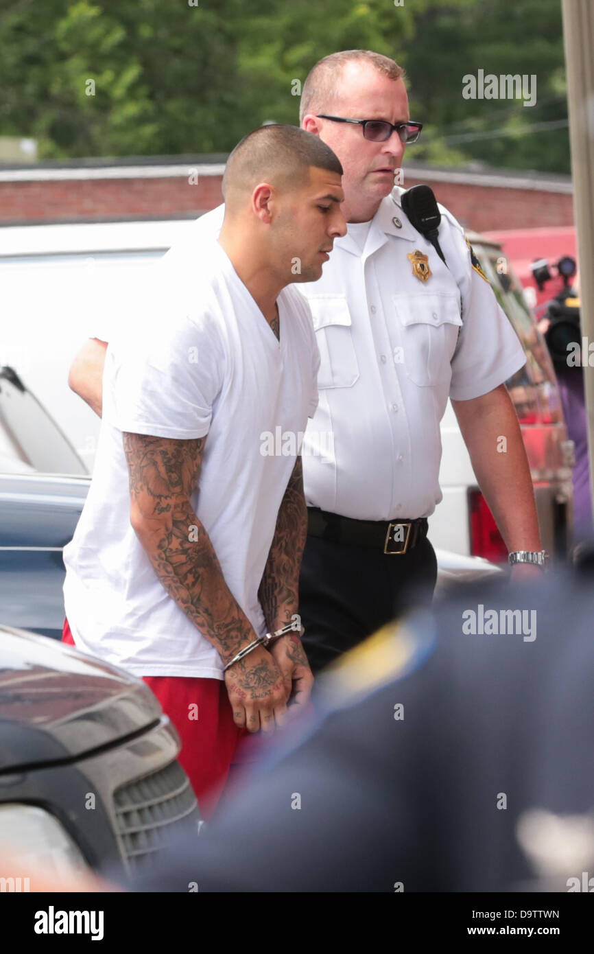 26 juin 2013 - Attelboro, Massachusetts, États-Unis - ex-New England Patriots tight end AARON HERNANDEZ porte des menottes qu'il est escorté dans Attleboro Tribunal de district le mercredi. Hernandez n'a pas été exclu comme suspect dans la mort de joueur de football semi-pro, 27 ans, Odin Lloyd qui a été retrouvé abattu près de la maison d'Hernandez. (Crédit Image : © Nicolas Czarnecki/métro/ZUMAPRESS.com)-NOUS Banque D'Images