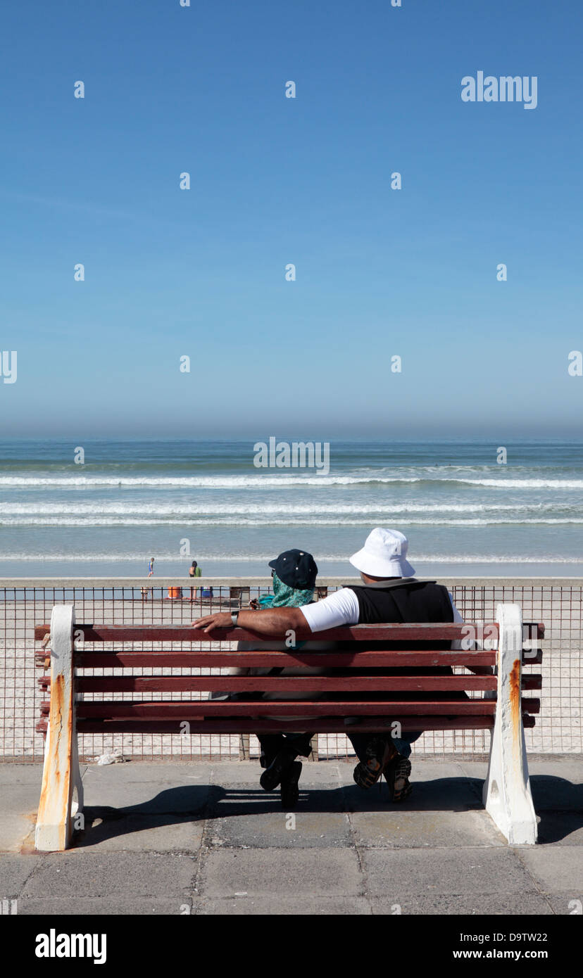 Deux personnes sur le banc, Muizenberg, Afrique du Sud Banque D'Images