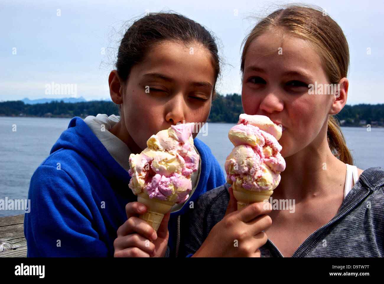 Deux jolies jeunes filles de l'autre dégustation d'énormes cornets Campbell River BC Canada Découverte quai de pêche Banque D'Images
