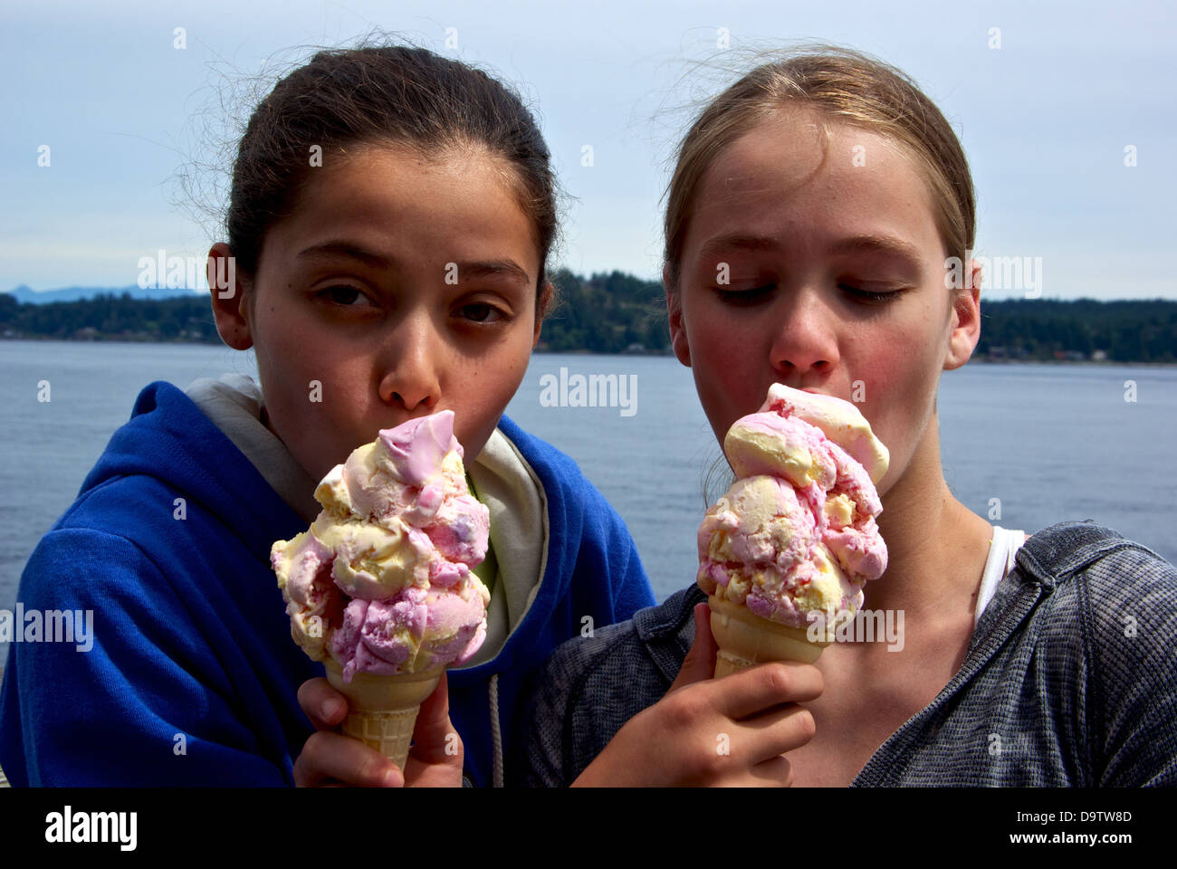 Deux jolies jeunes filles de l'autre dégustation d'énormes cornets Campbell River BC Canada Découverte quai de pêche Banque D'Images