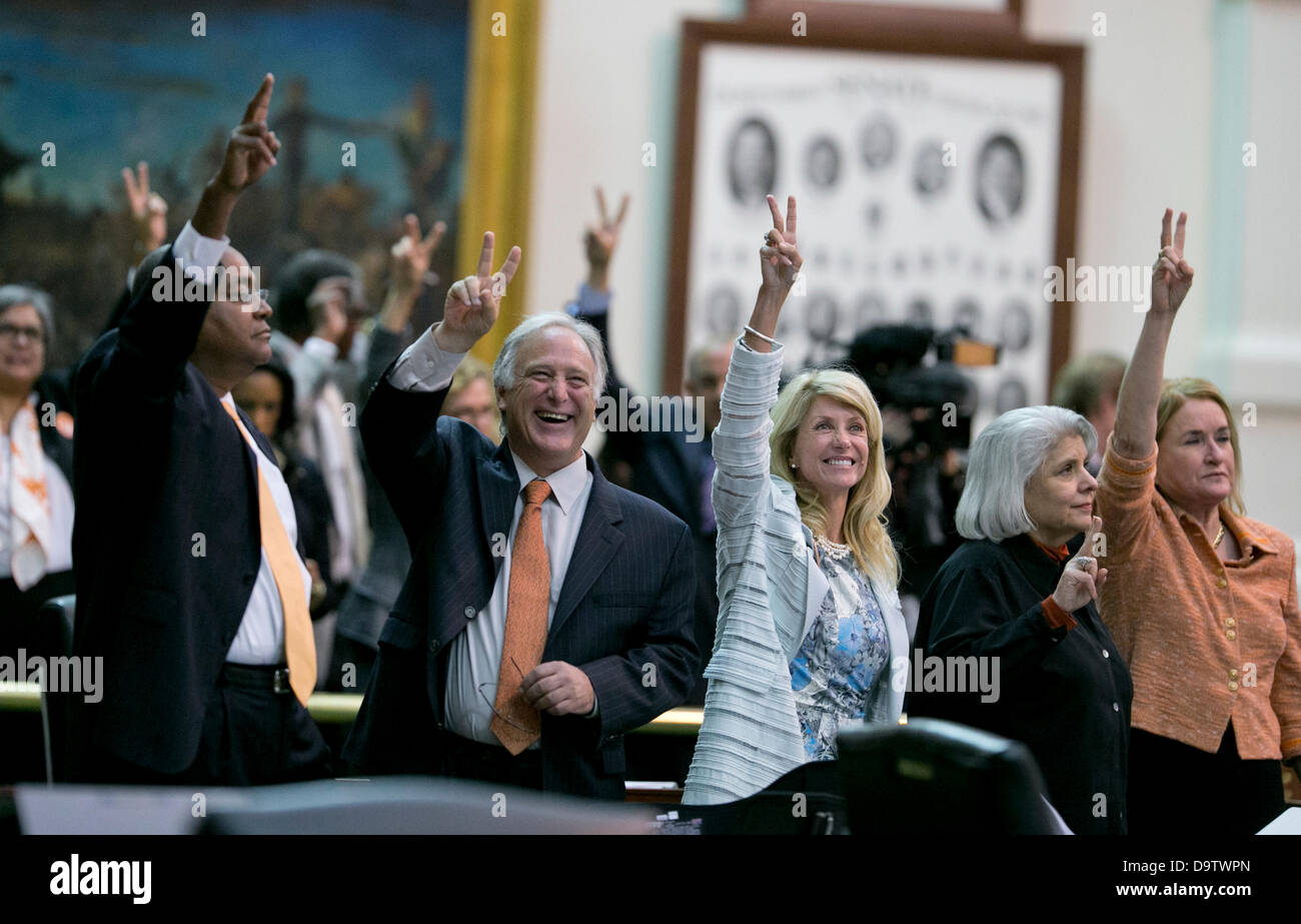 Sénateurs démocrates applaudir avec les supporters en tribune du Sénat comme républicain controversé de l'avortement à mesurer est rejetée. Banque D'Images