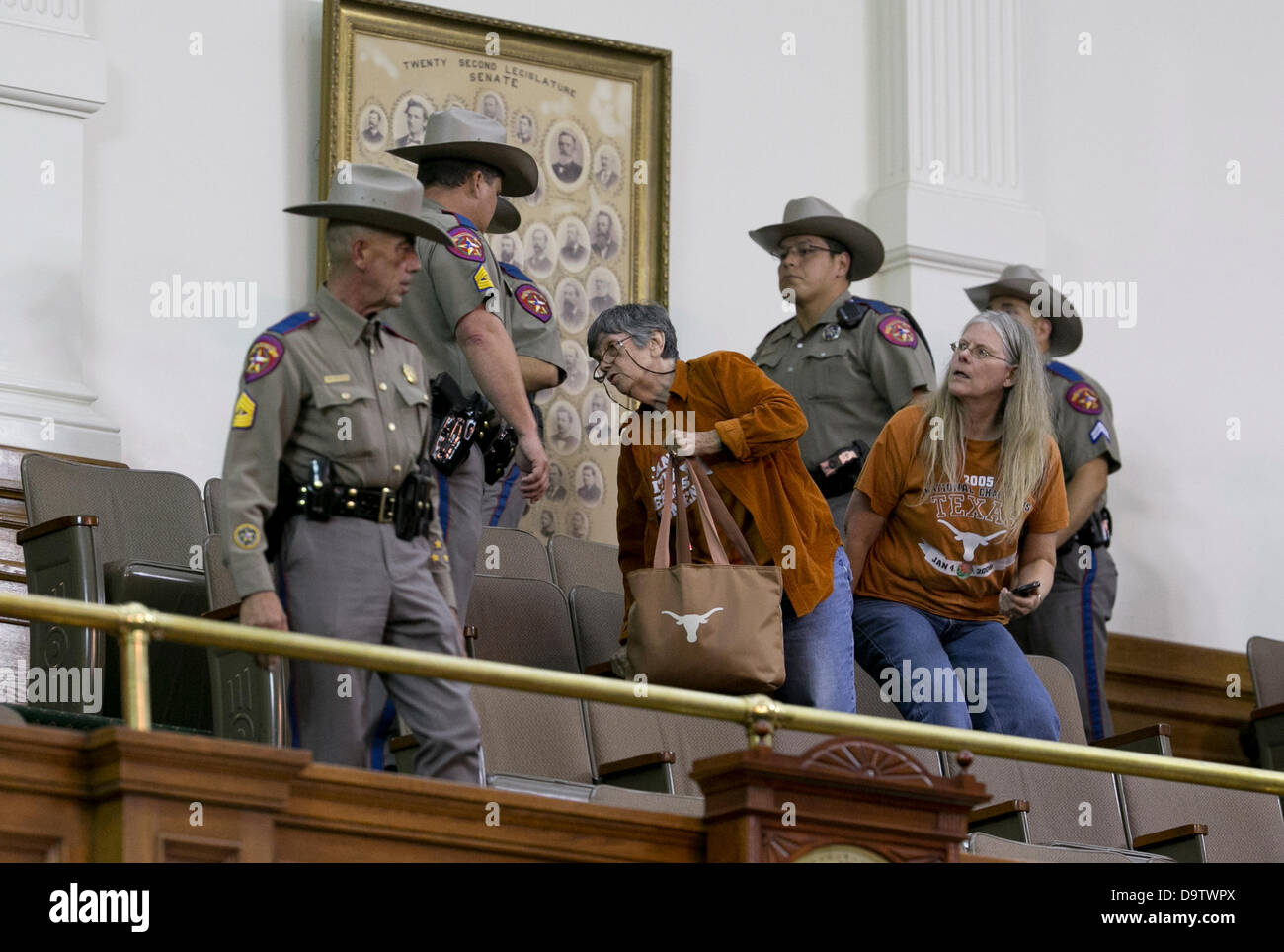 Texas State Troopers bruyante escorte les spectateurs de la tribune du Sénat lors du débat sur un sujet controversé projet de loi sur l'avortement. Banque D'Images