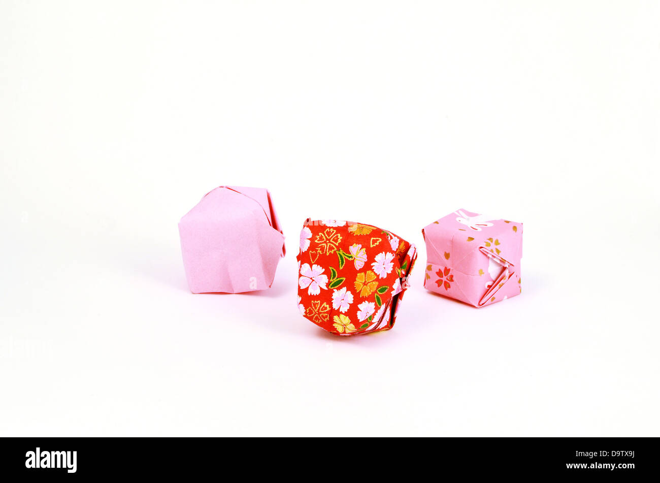 Cubes de papier plié japonais Banque D'Images