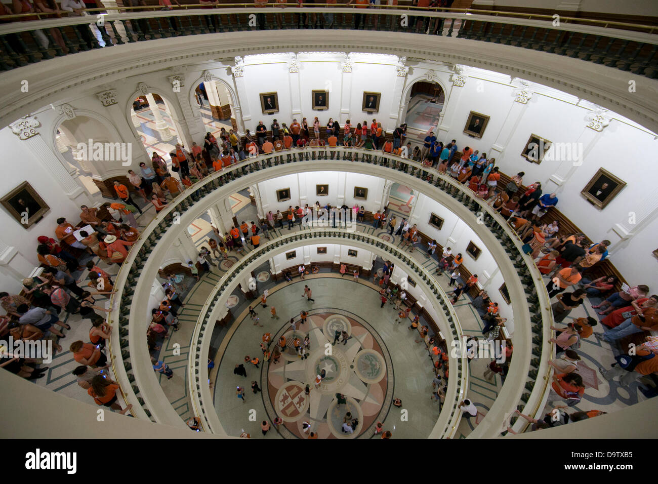 Pro- et anti-avortement dans les theTexas Capitol suite à l'obstruction systématique pour mettre fin à une loi pour limiter l'accès à l'avortement. Banque D'Images