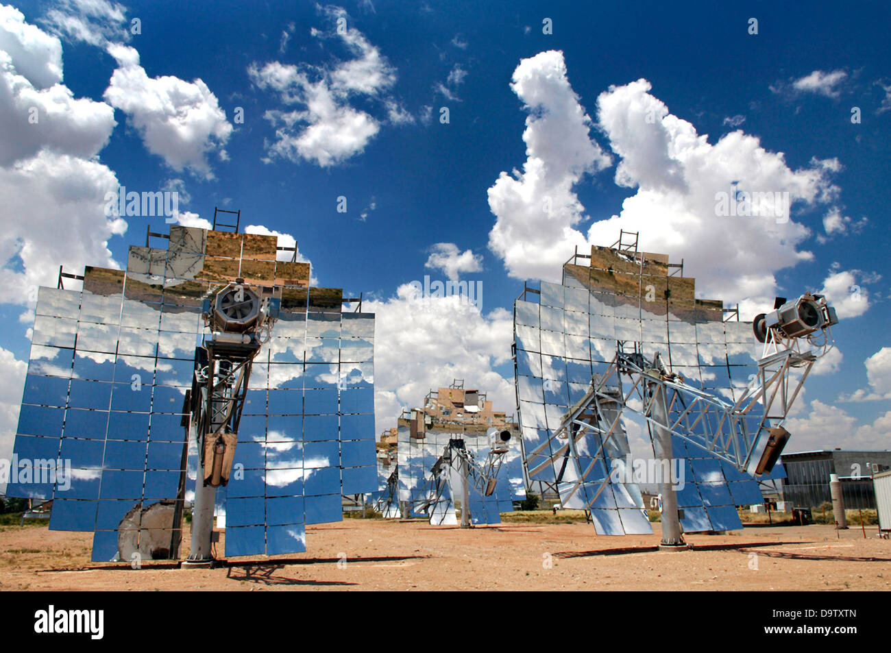 Le Sandia et Stirling Energy Systems moteur plat de système de production d'énergie solaire de Sandia National l'installation d'essai de l'énergie solaire thermique Le 4 août 2005 à Albuquerque, NM. Banque D'Images