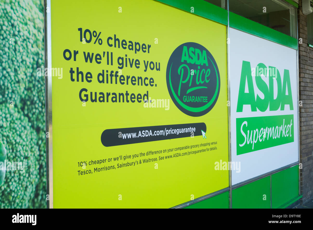 Garantie de prix affiche à l'extérieur de magasin Asda en Angleterre, Royaume-Uni Banque D'Images
