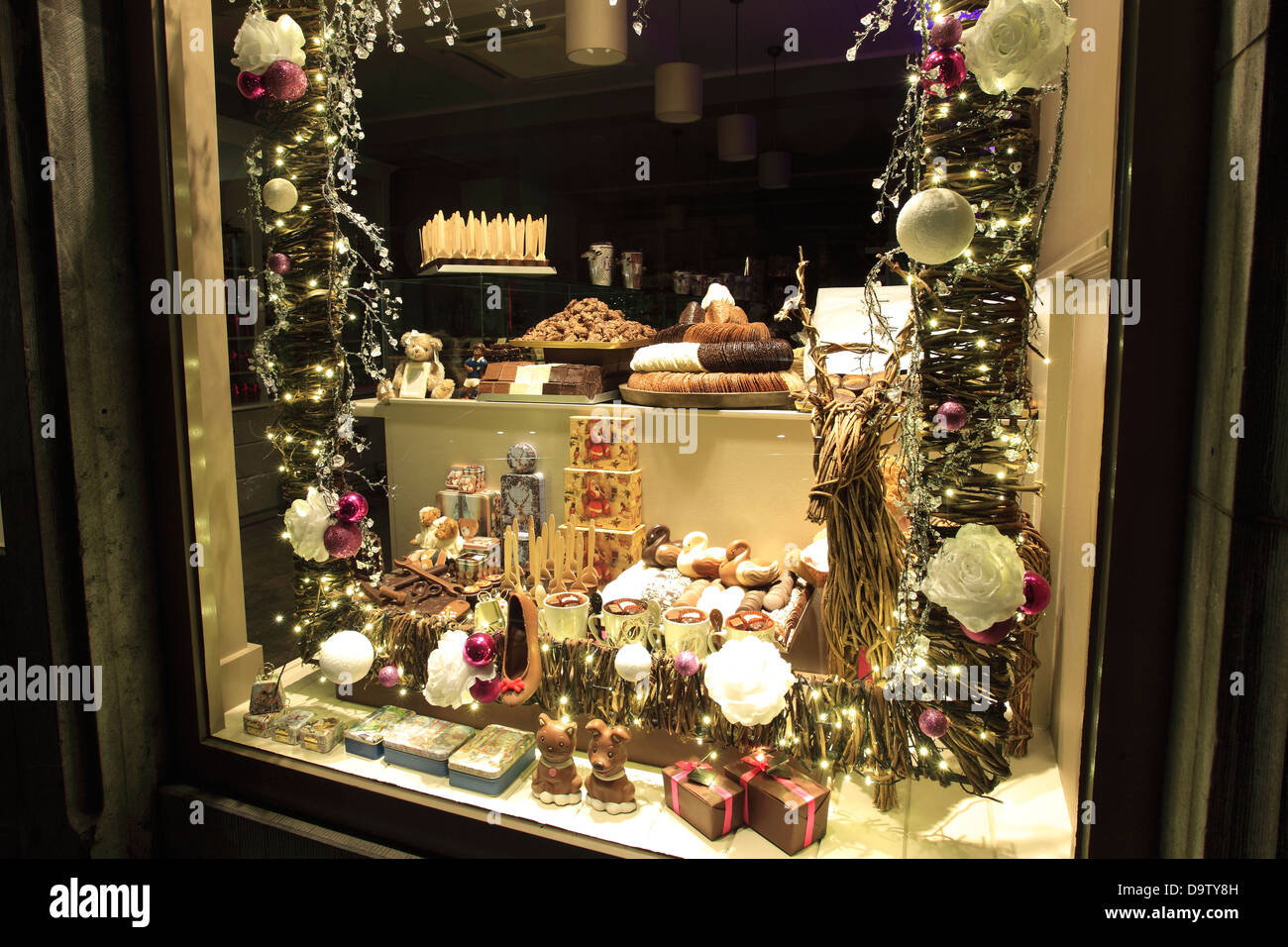 Affichage de vitrine chocolat belge à l'époque de Noël, place du marché, la ville de Bruges, Flandre occidentale, Belgique Banque D'Images