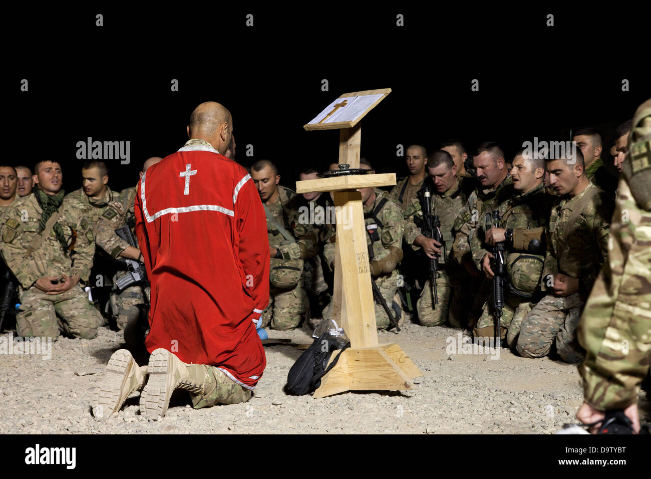 Les soldats de l'armée géorgienne affecté à la 33e bataillon de chasseurs de participer à une cérémonie religieuse avant de mener l'opération Lion du Nord le 24 juin 2013 au Camp Sapadalure, province de Helmand, en Afghanistan. Le nord du Lion était une opération dirigée par l'géorgienne menée pour empêcher les insurgés, établir une présence de sécurité, et recueillir de l'intelligence humaine dans la région. Banque D'Images