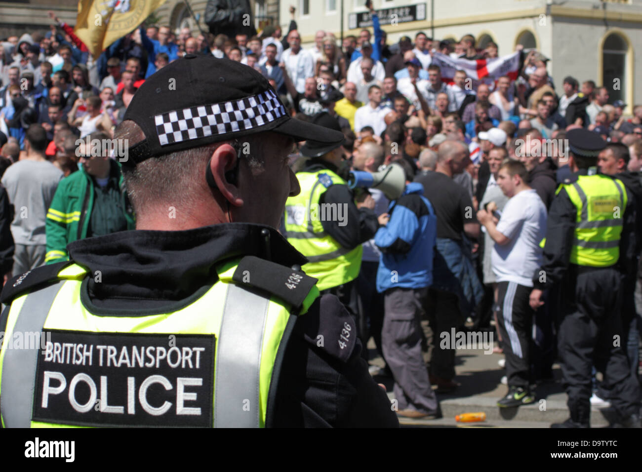 La police britannique des Transports, à l'EDL (English defence league) démonstration à Newcastle en 2013. Banque D'Images