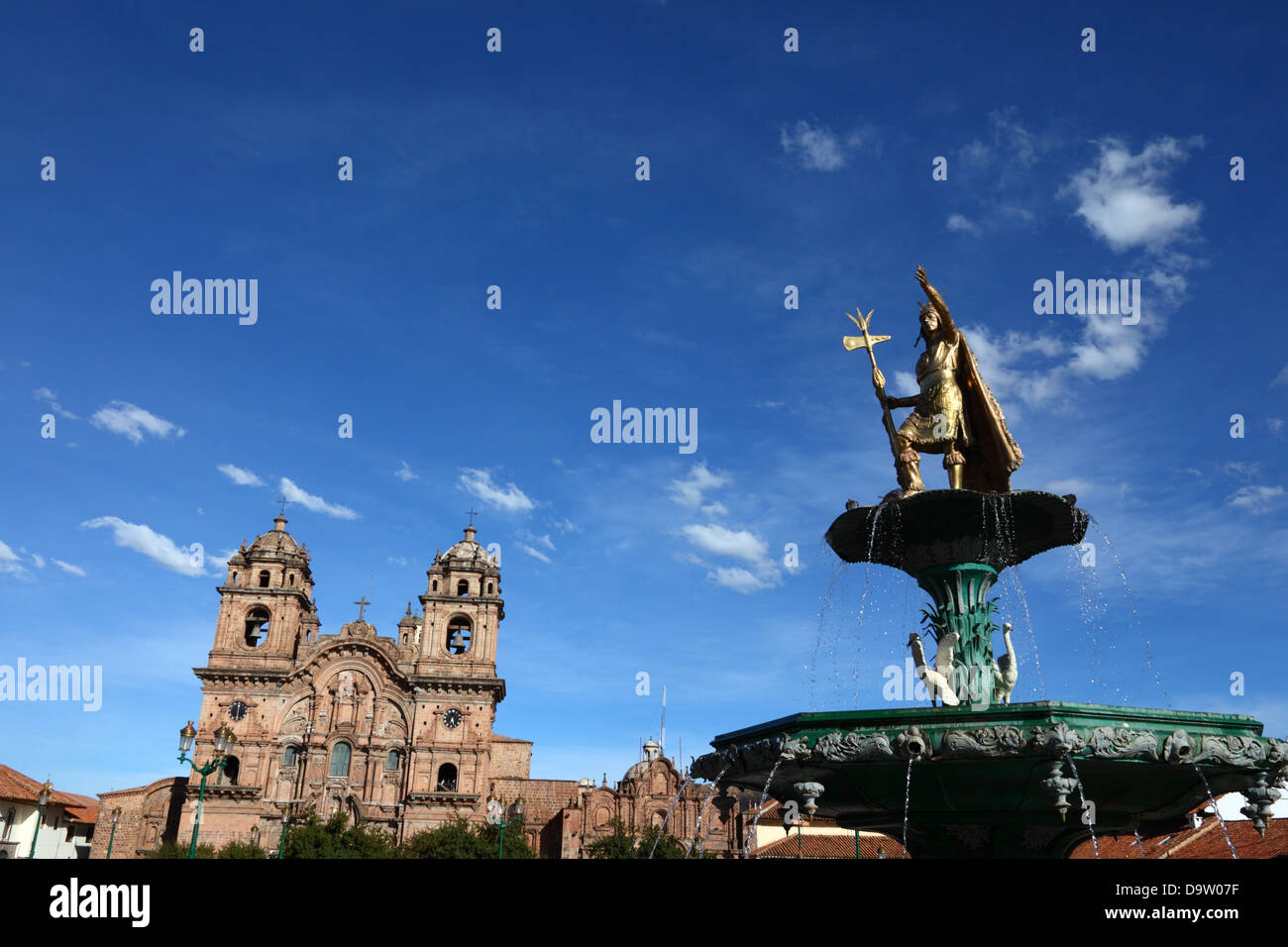 Statue de l'Inca Pachacuti Yupanqui Inca Pachacutec ou sur fontaine et Compañia de Jésus église , Plaza de Armas , Cusco, Pérou Banque D'Images