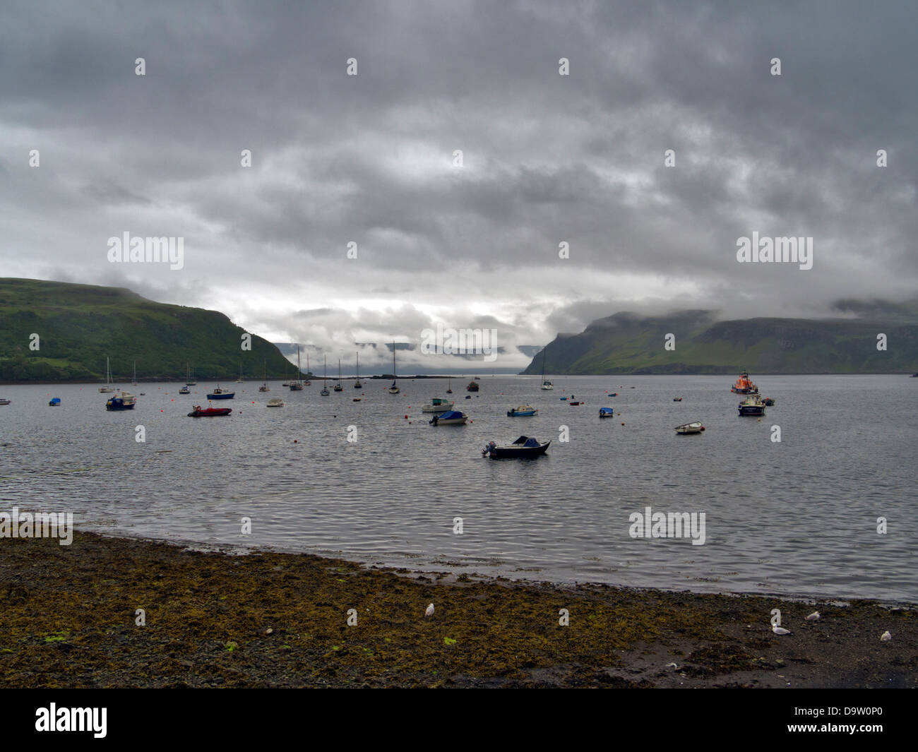 Vue depuis le port de Portree vers Loch Portree, Isle of Skye, Scotland, UK Banque D'Images