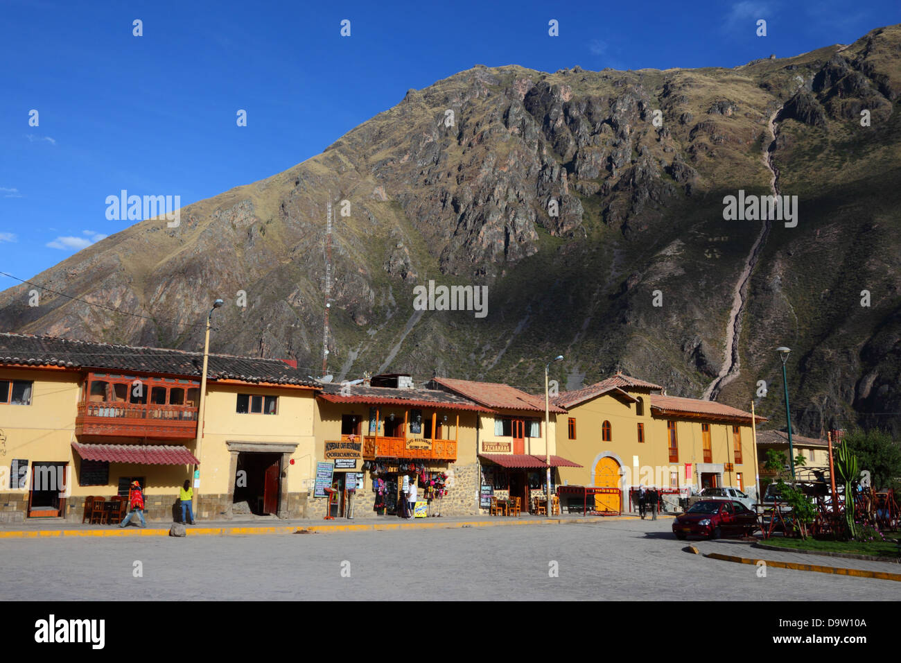 Vue sur la place principale Plaza de Armas dans le village d'Ollantaytambo, Vallée Sacrée, près de Cusco, Pérou Banque D'Images