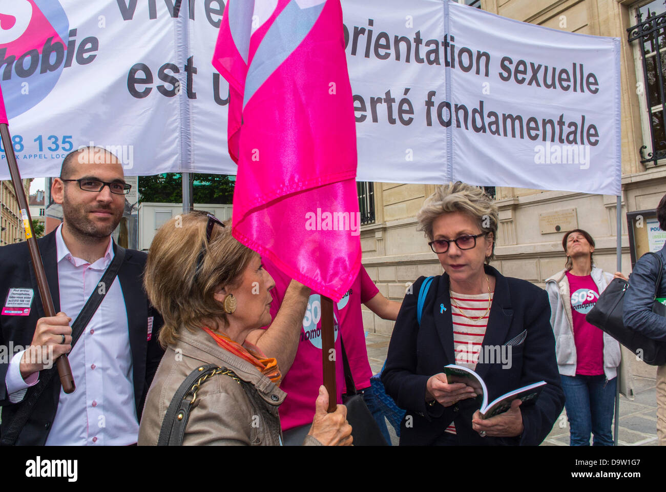 Paris, France, Groupe d'activisme LGBT (S.O.S.Homophobie) démonstration à l'appui du photographe gay (Olivia Ciappa) l'exposition de photos de l'OMS a été attaquée à l'extérieur de la rue Denis Quinketon Banque D'Images