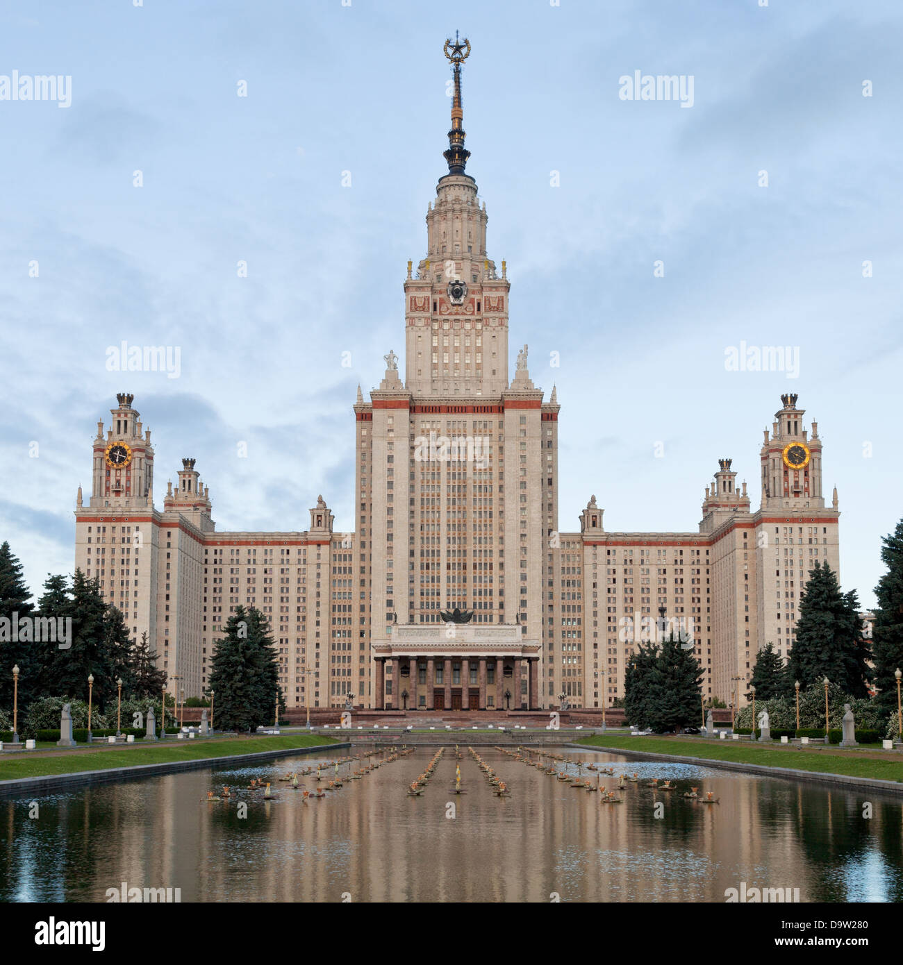 Vue avant de l'Université d'État Lomonossov de Moscou Banque D'Images