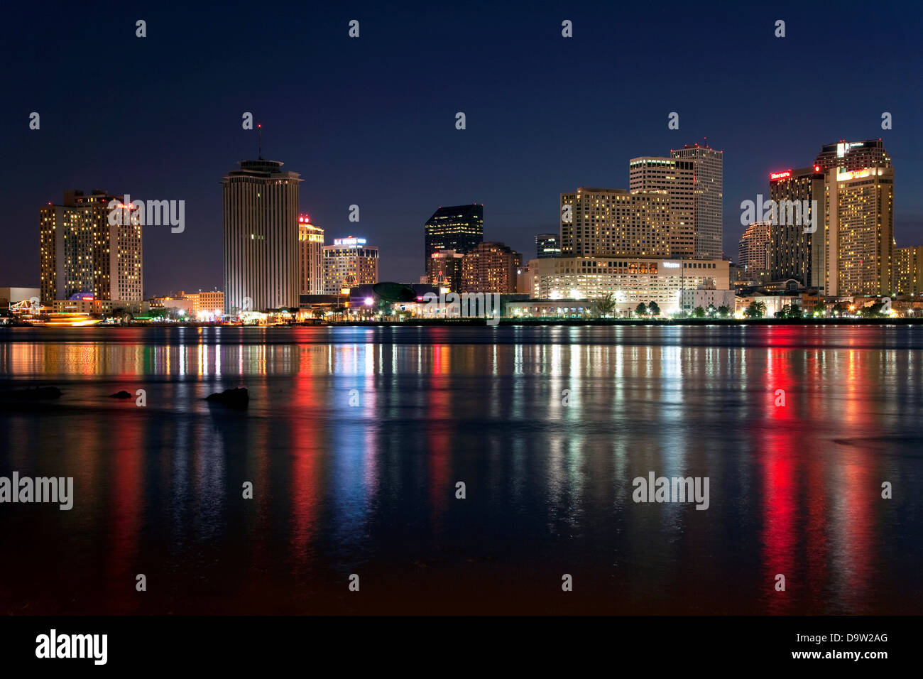 Le centre-ville de La Nouvelle Orléans, Louisiane la nuit de l'autre côté de la rivière Mississippi Banque D'Images