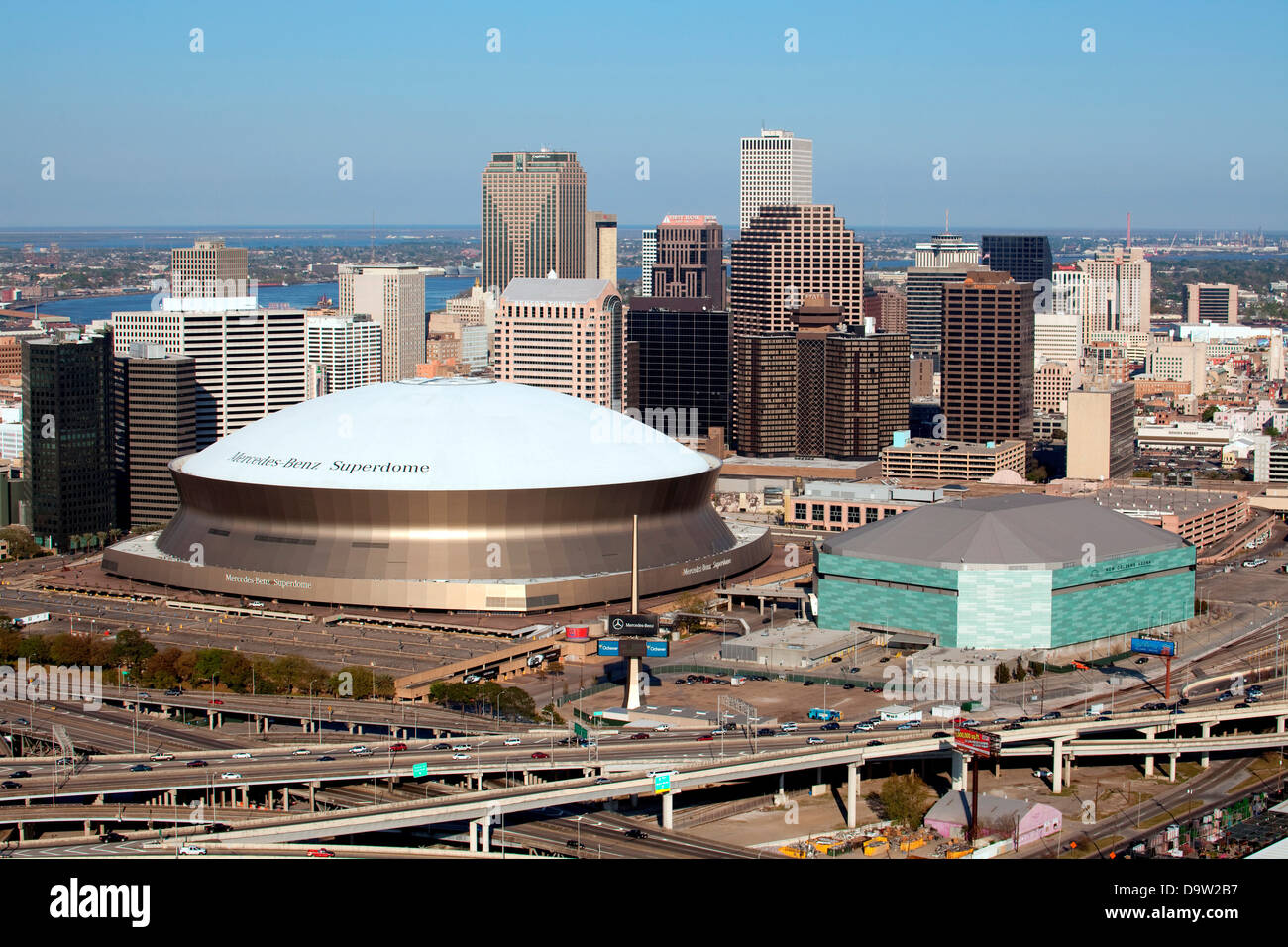 De l'antenne et Superdome New Orleans Arena Banque D'Images