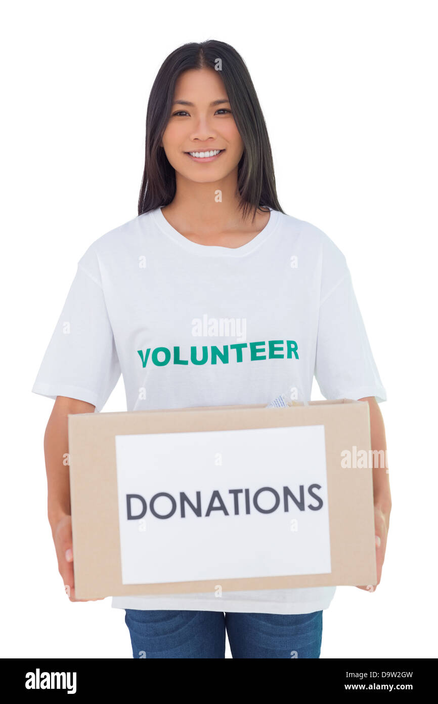 Des bénévoles souriant tenant une boîte de donation Banque D'Images