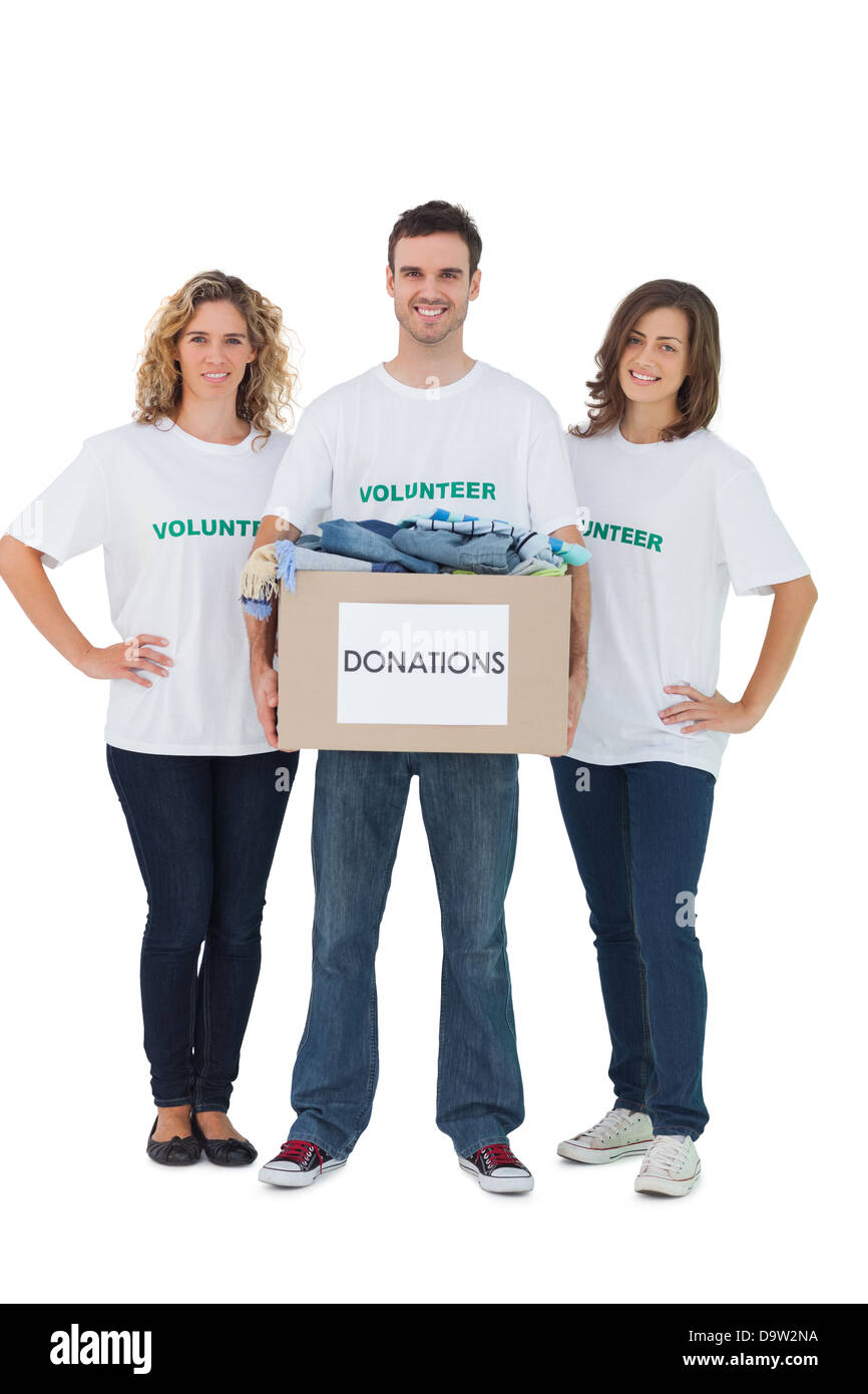 Groupe de volontaires holding donation box avec des vêtements Banque D'Images