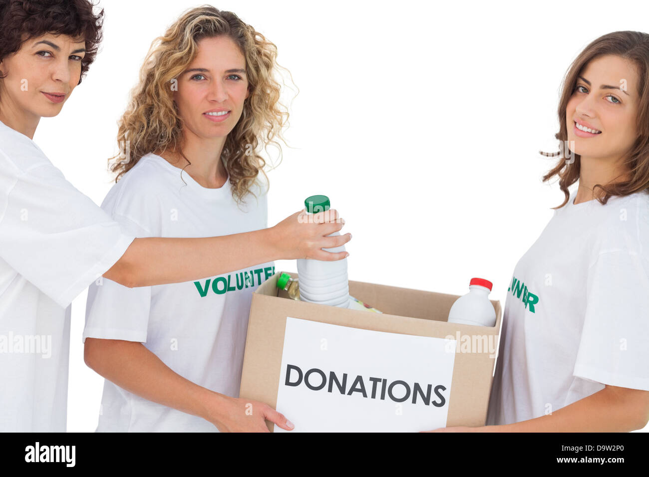 Les femmes bénévoles mettre des aliments en boîte de donation Banque D'Images