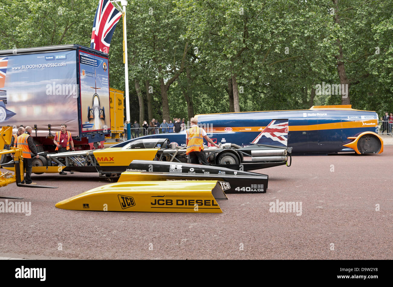 Le projet Bloodhound voiture supersonique et le JCB Dieselmax location d'être chargées à bord de camions sur le Mall à Londres. Banque D'Images
