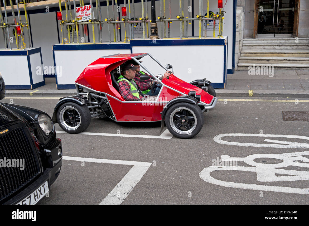 Rouge une voiture buggy sur-mesure sur les rues de Londres. Banque D'Images