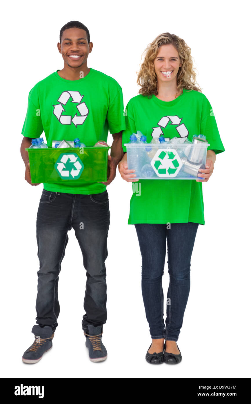 Deux militants de l'environnement exerçant son box of recyclables Banque D'Images