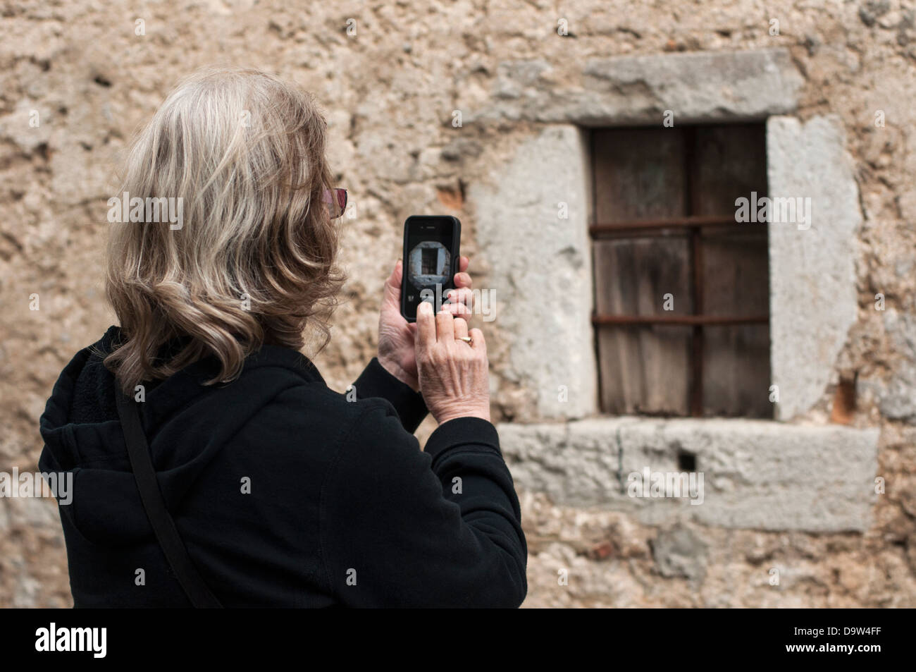 Grand-mère prend des photo avec l'iphone. Banque D'Images