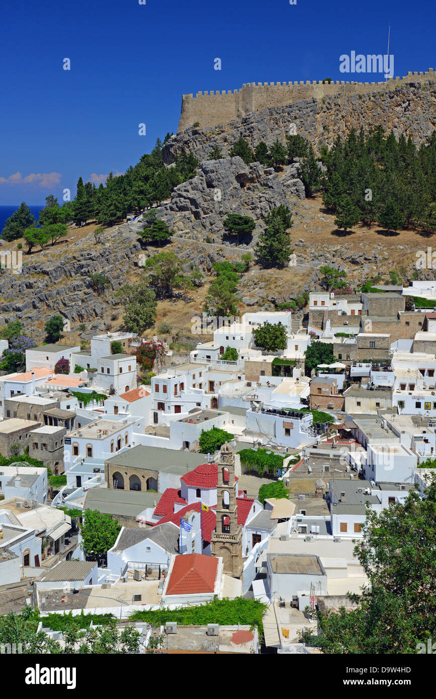 Vue de la ville et de l'acropole, Lindos, Rhodes (Rodos), du Dodécanèse, Grèce, région sud de la Mer Egée Banque D'Images