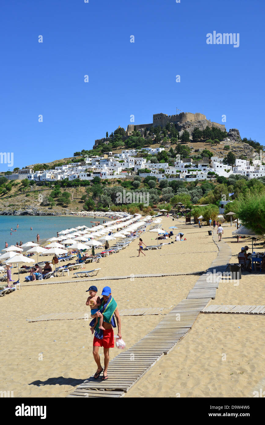 La principale plage de Lindos, Lindos, Rhodes (Rodos), du Dodécanèse, Grèce, région sud de la Mer Egée Banque D'Images