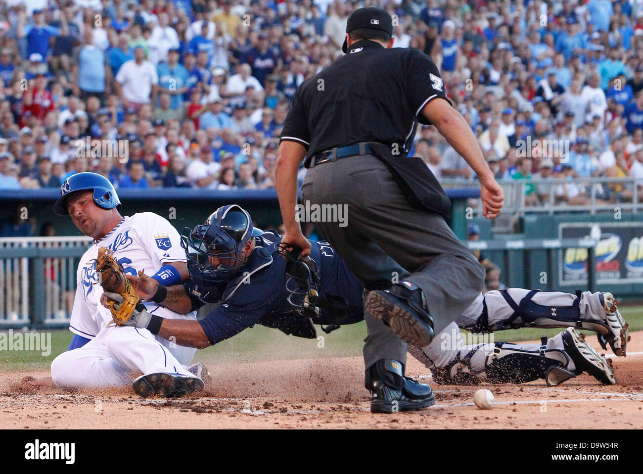 Kansas City, MO, USA. 26 Juin, 2013. 26 juin 2013 : Billy Butler # 16 des Royals de Kansas City en toute sécurité dans les diapositives accueil passé Gerald Laird # 11 des Atlanta Braves à marqué le deuxième run dans la deuxième manche au cours de la MLB match entre les Braves d'Atlanta et le Kansas City Royals au Kauffman Stadium de Kansas City MO Credit : csm/Alamy Live News Banque D'Images