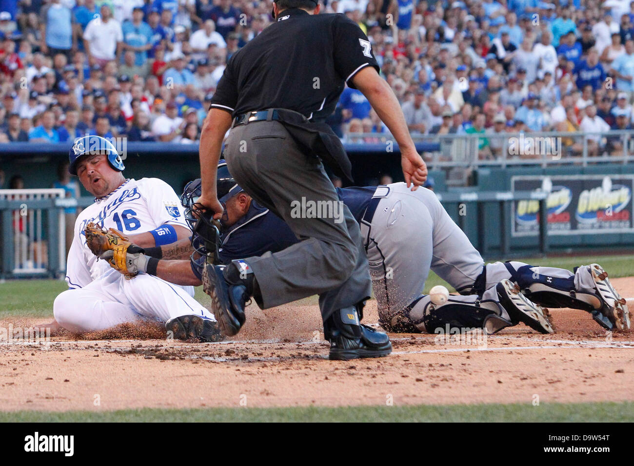 Kansas City, MO, USA. 26 Juin, 2013. 26 juin 2013 : Billy Butler # 16 des Royals de Kansas City en toute sécurité dans les diapositives accueil passé Gerald Laird # 11 des Atlanta Braves à marqué le deuxième run dans la deuxième manche au cours de la MLB match entre les Braves d'Atlanta et le Kansas City Royals au Kauffman Stadium de Kansas City MO Credit : csm/Alamy Live News Banque D'Images