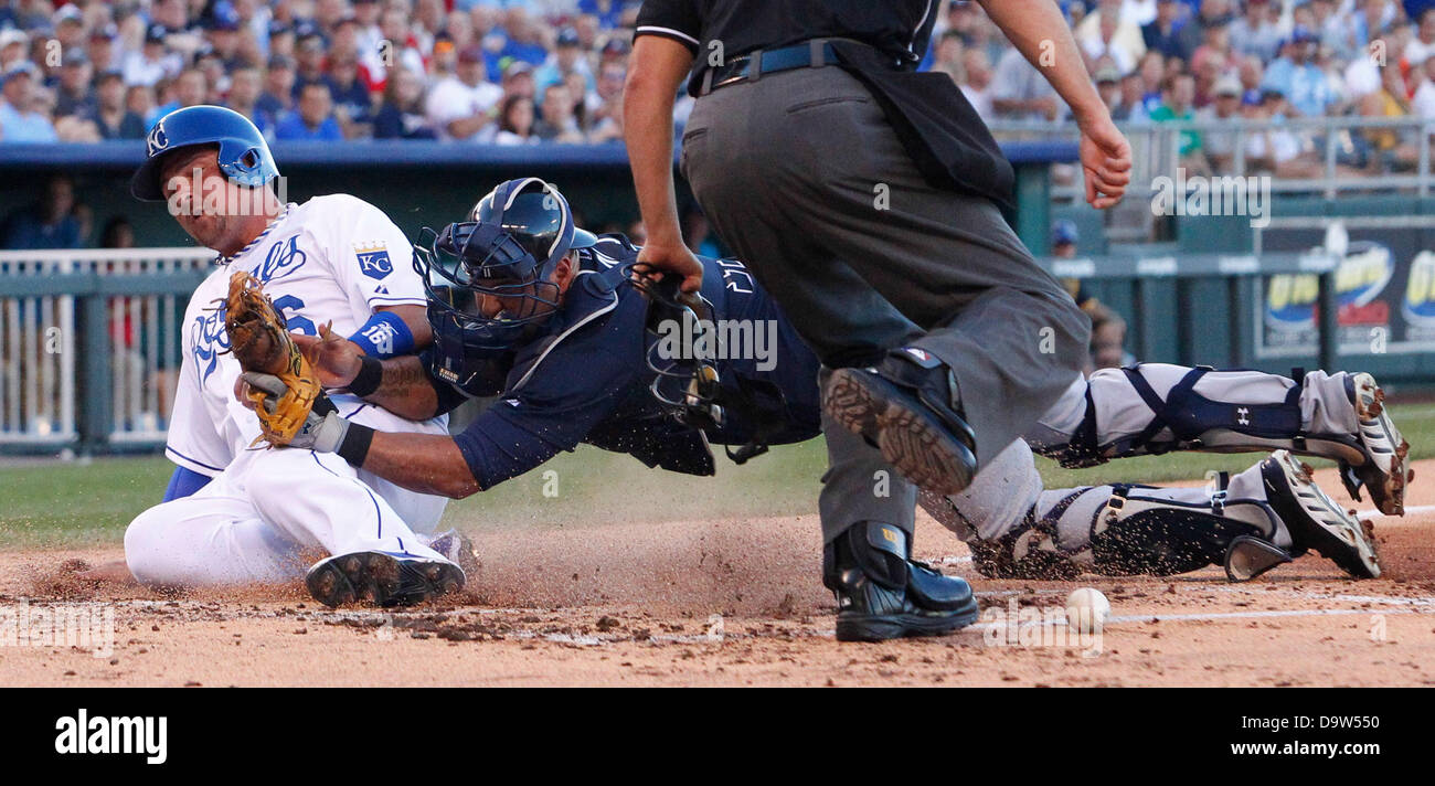 Kansas City, MO, USA. 26 Juin, 2013. 26 juin 2013 : Billy Butler # 16 des Royals de Kansas City en toute sécurité dans les diapositives accueil passé Gerald Laird # 11 des Atlanta Braves à marqué le deuxième run dans la deuxième manche au cours de la MLB match entre les Braves d'Atlanta et le Kansas City Royals au Kauffman Stadium de Kansas City MO Credit : csm/Alamy Live News Banque D'Images