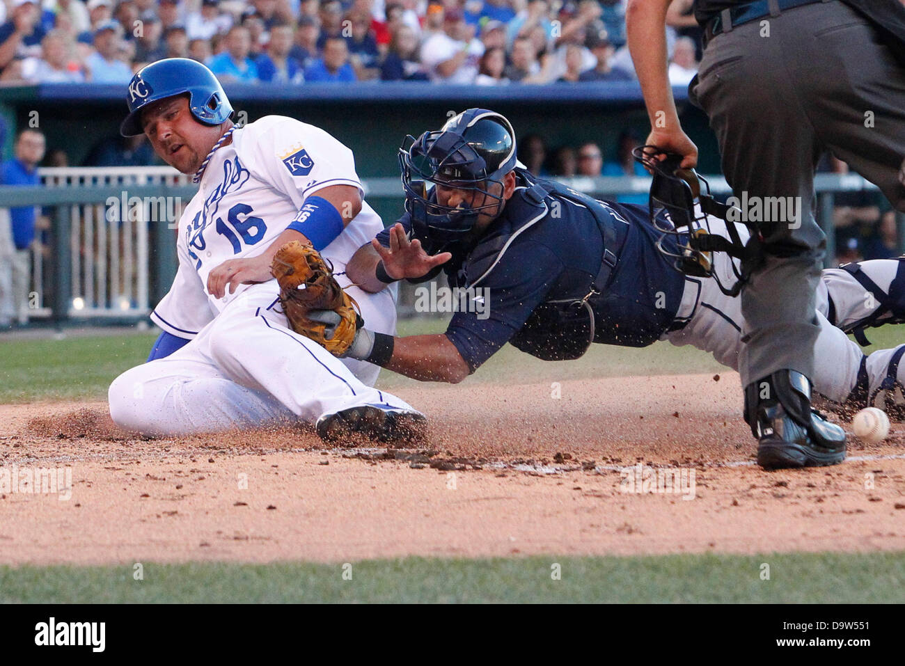 Kansas City, MO, USA. 26 Juin, 2013. 26 juin 2013 : Billy Butler # 16 des Royals de Kansas City en toute sécurité dans les diapositives accueil passé Gerald Laird # 11 des Atlanta Braves à marqué le deuxième run dans la deuxième manche au cours de la MLB match entre les Braves d'Atlanta et le Kansas City Royals au Kauffman Stadium de Kansas City MO Credit : csm/Alamy Live News Banque D'Images