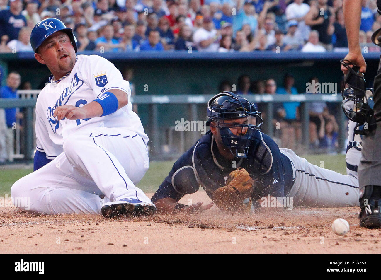 Kansas City, MO, USA. 26 Juin, 2013. 26 juin 2013 : Billy Butler # 16 des Royals de Kansas City en toute sécurité dans les diapositives accueil passé Gerald Laird # 11 des Atlanta Braves à marqué le deuxième run dans la deuxième manche au cours de la MLB match entre les Braves d'Atlanta et le Kansas City Royals au Kauffman Stadium de Kansas City MO Credit : csm/Alamy Live News Banque D'Images