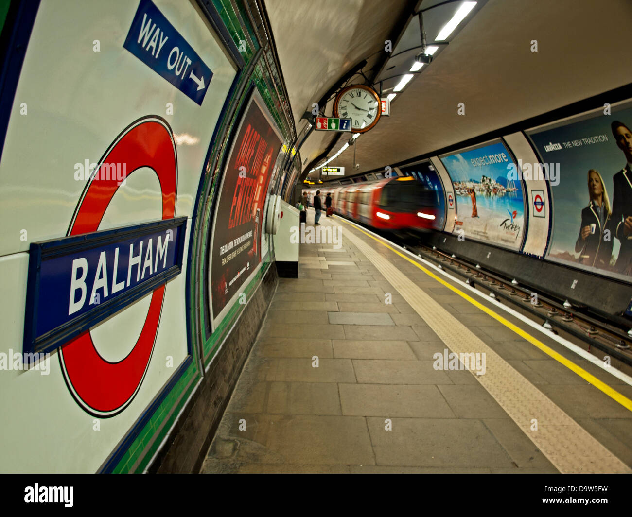 Intérieur de Balham station sur la ligne du Nord montrant plate-forme et le célèbre logo du métro de Londres Banque D'Images