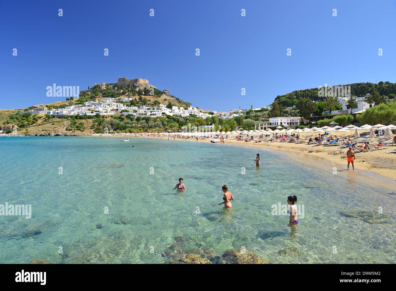 La principale plage de Lindos, Lindos, Rhodes (Rodos), du Dodécanèse, Grèce, région sud de la Mer Egée Banque D'Images