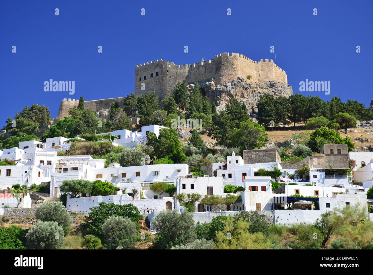 Vue de la ville et de l'acropole, Lindos, Rhodes (Rodos), du Dodécanèse, Grèce, région sud de la Mer Egée Banque D'Images