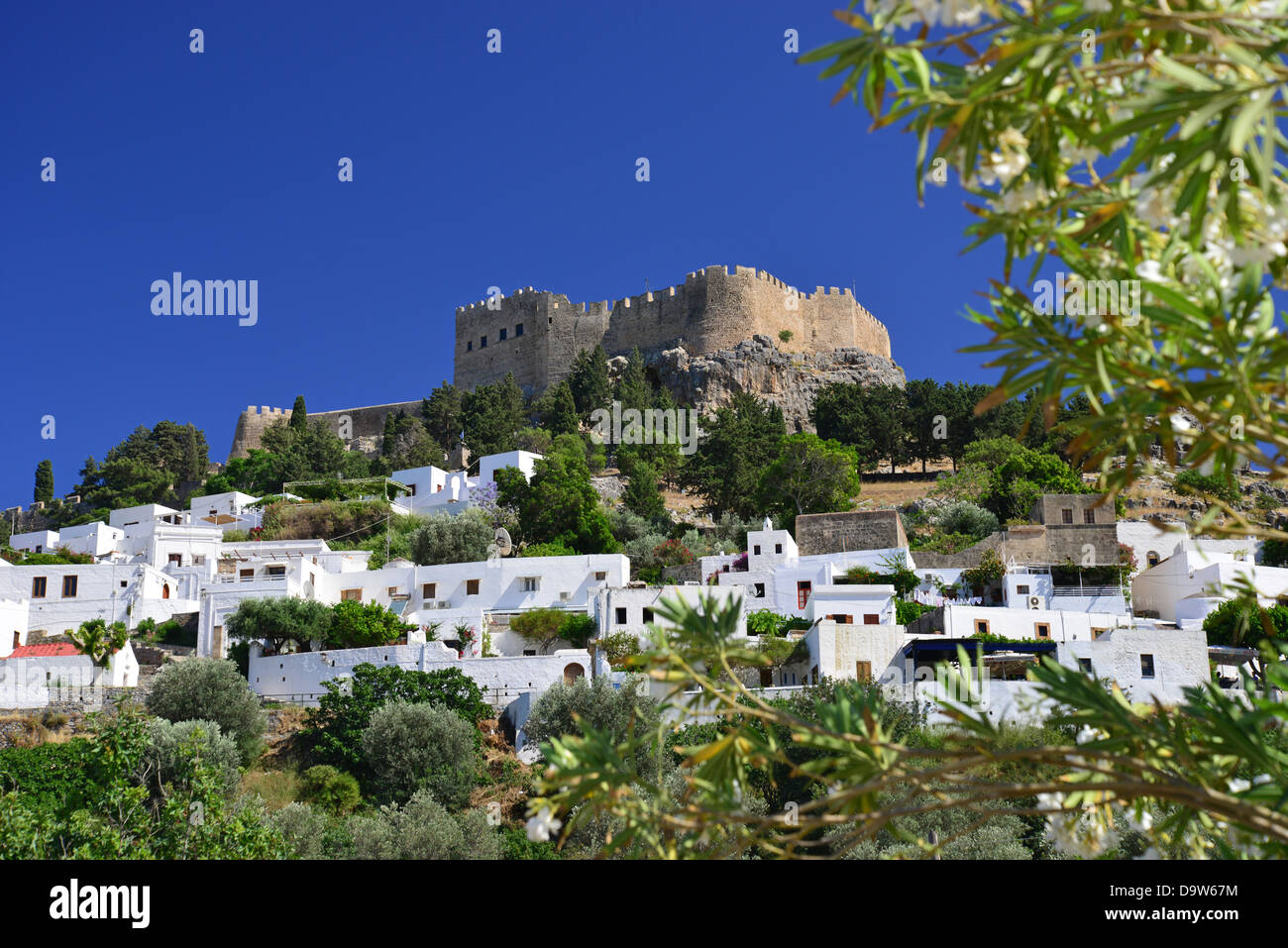 Vue de la ville et de l'acropole, Lindos, Rhodes (Rodos), du Dodécanèse, Grèce, région sud de la Mer Egée Banque D'Images