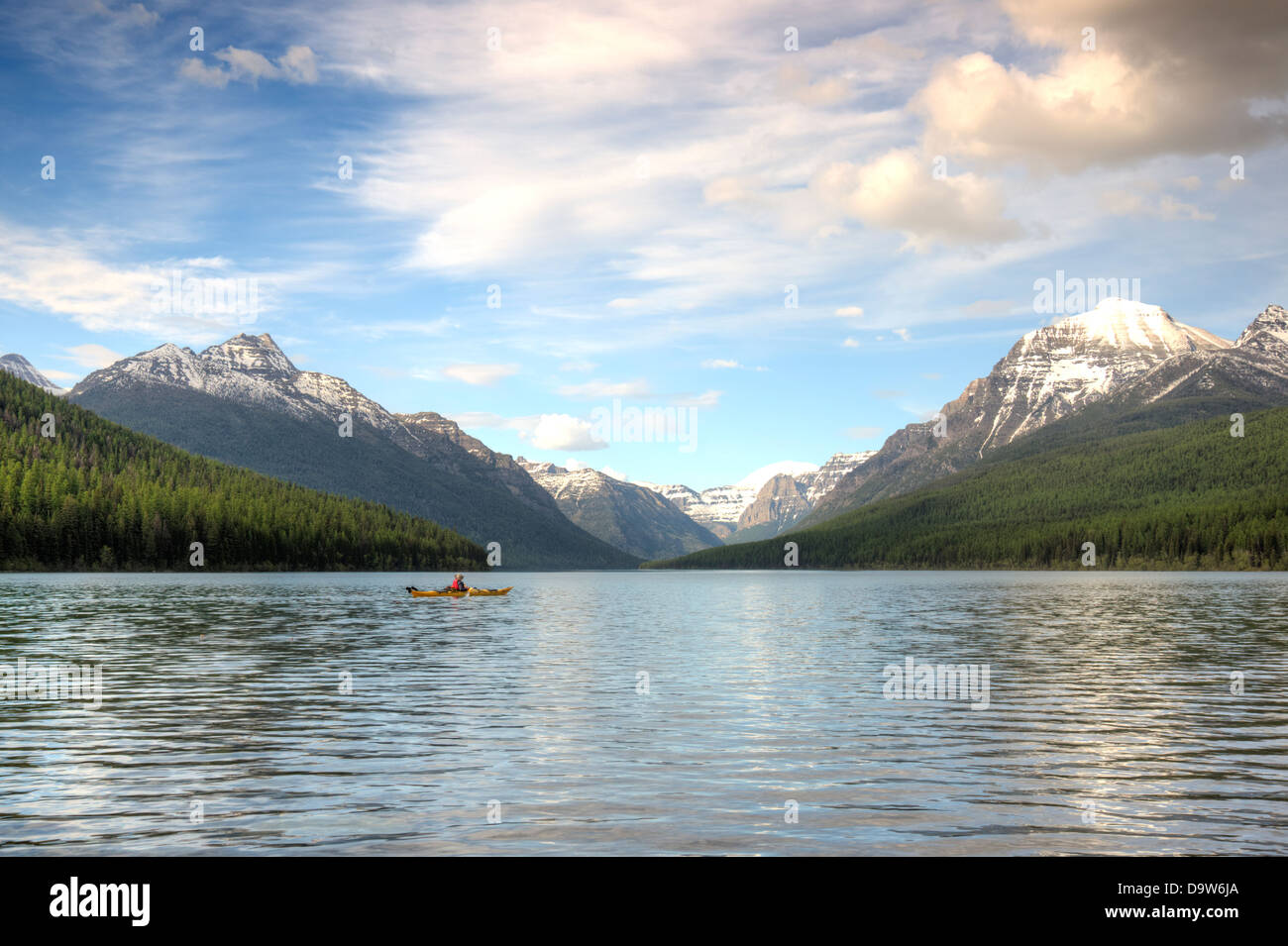 Un kayak sur le lac Bowman dans le parc national des Glaciers. Banque D'Images