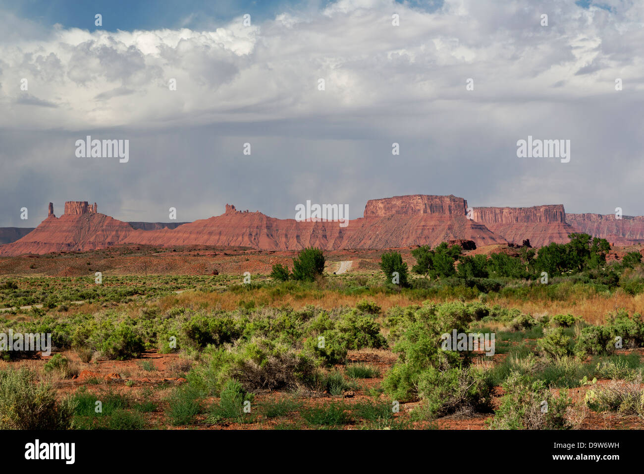 Des pics de grès rouge et de plateaux de Montagnes La Sal de premier plan avec désert sauvage. L'espace de copie dans le ciel bleu. Banque D'Images