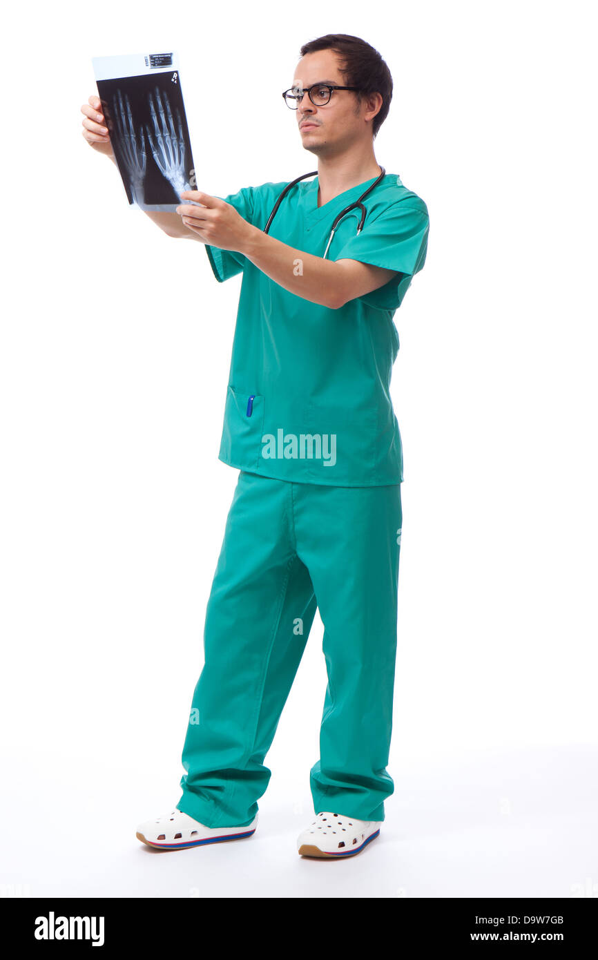 Médecin infirmier asiatique de sexe masculin à la main à x-ray en chirurgie frotte avec stéthoscope portant des lunettes Banque D'Images